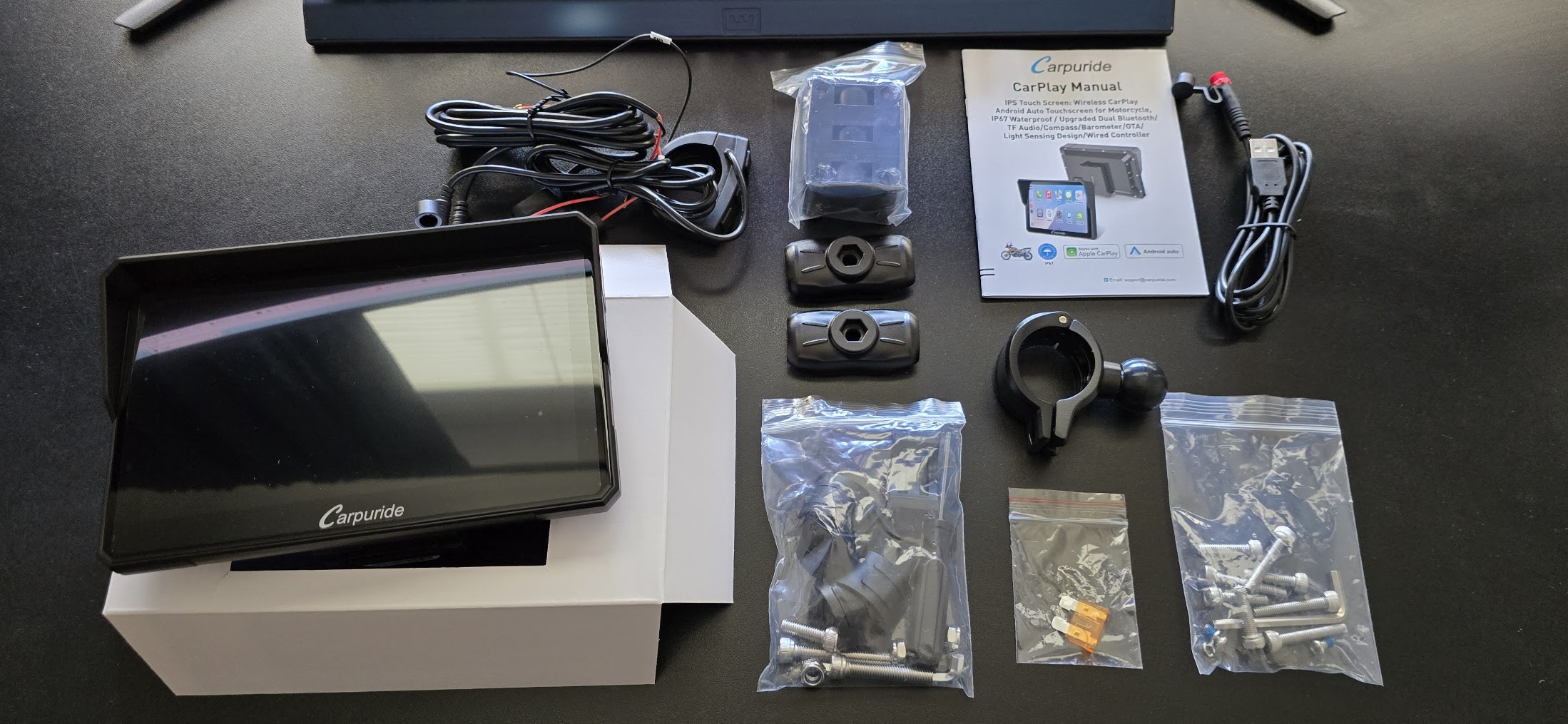 Carpuride W702S Pro Kit ausgepackt: Bildschirm, Hardwire-Kit, USB-Kabel