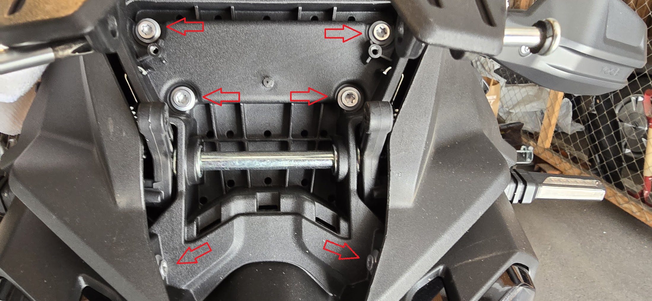 Abdeckung entfernt, zeigt die 4x T30 und 2x T25 Schrauben