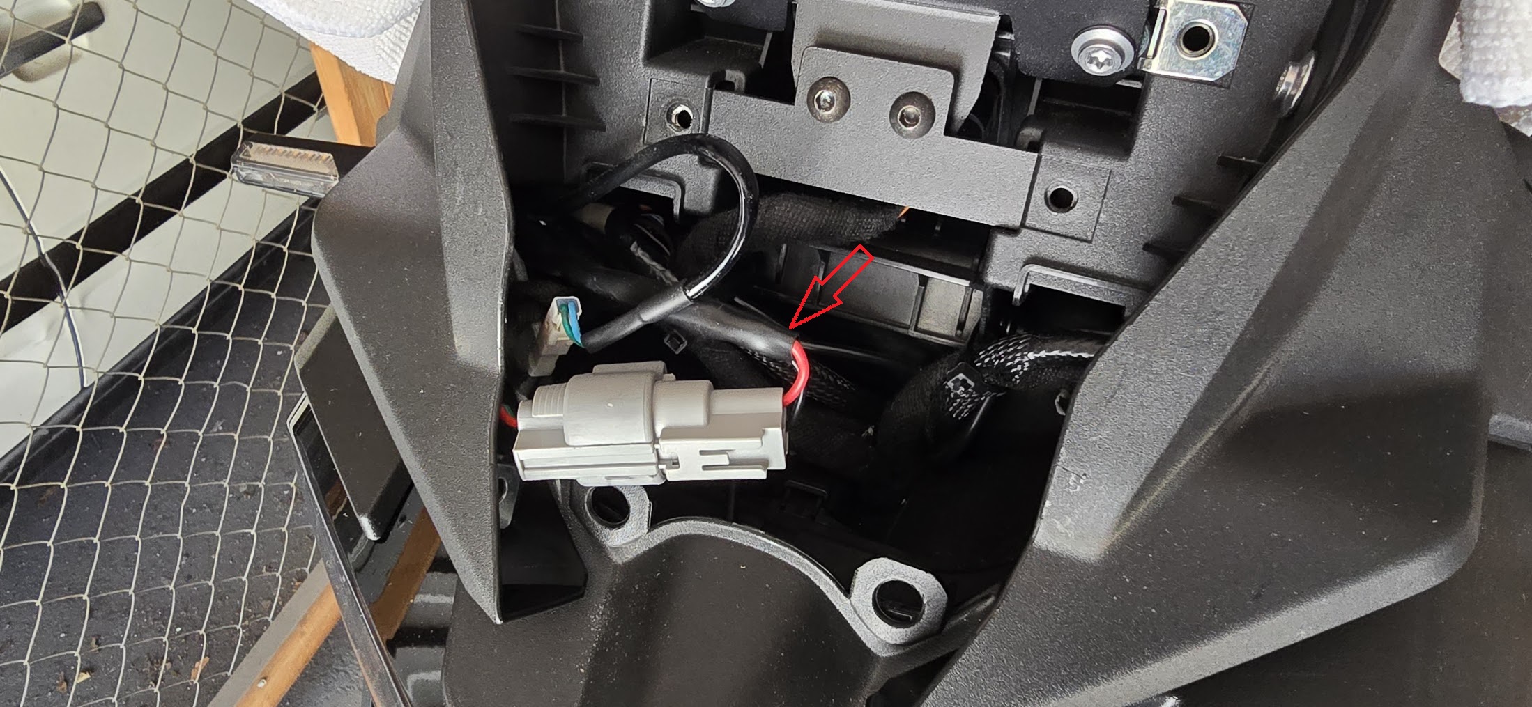 Steckdosenstromversorgung – über dem Stecker abgeschnitten, rot und schwarz bereit zum Verbinden
