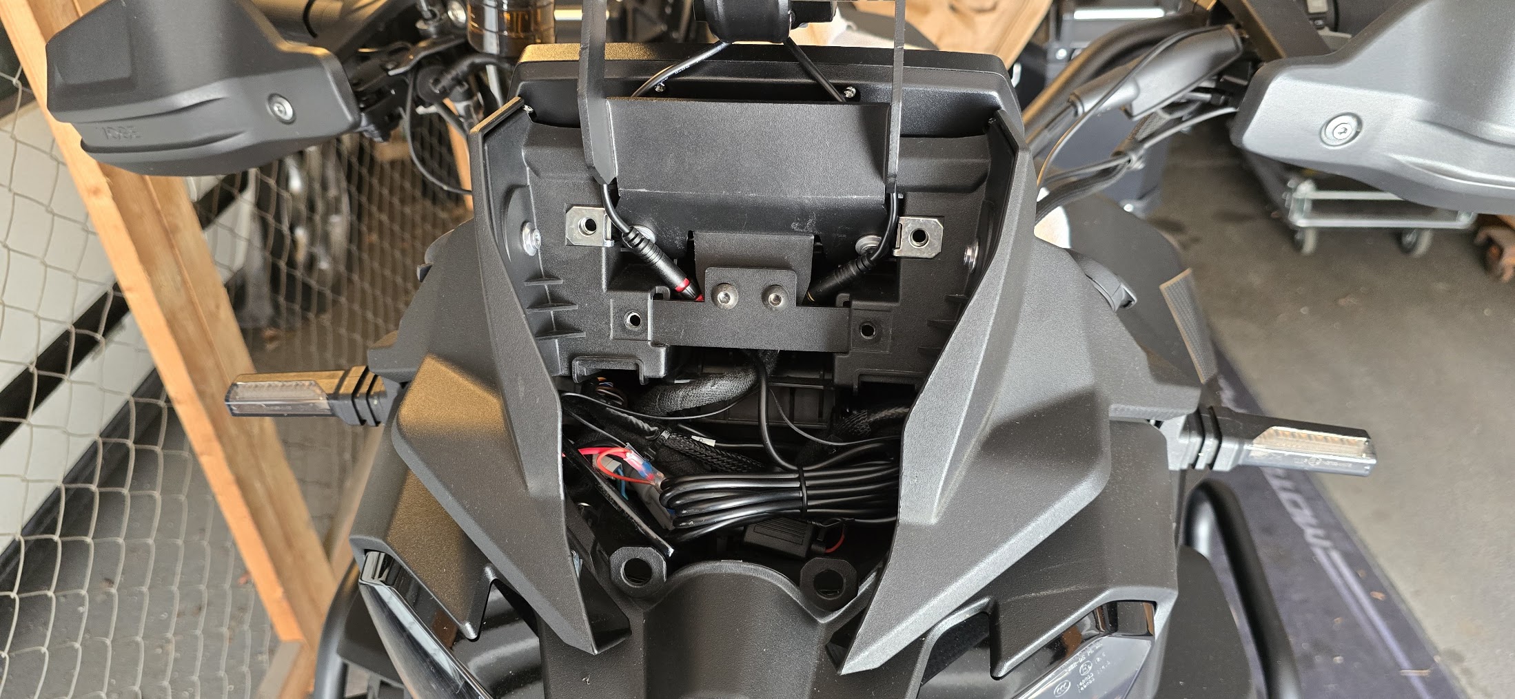 Kabel hinter dem Dashboard und entlang der Halterung verlegt