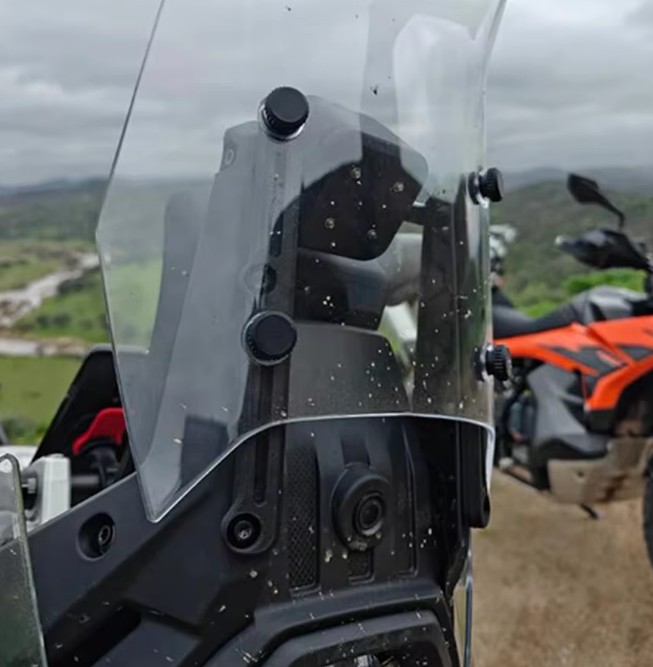 Windscreen adjuster